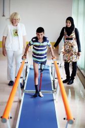 Fadi Al Arir na prvem preizkusu nožne proteze v Rehabilitacijskem centru Soča. Desno od njega je ena od treh fizioterapevtk iz Gaze na strokovnem usposabljanju.