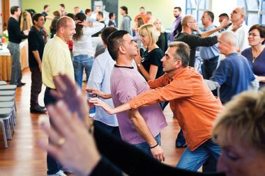 Delavnica psihokineze, kjer udeleženci seminarja prvič začutijo neverjetno moč, ki spi v njih Delavnica psihokineze, kjer udeleženci seminarja prvič začutijo neverjetno moč, ki spi v njih