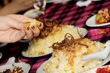 Glutenski riž z mlado koruzo, nadevano s trakovi hrustljavo praženega kačjega mesa in kačje hrbtenjače Glutenski riž z mlado koruzo, nadevano s trakovi hrustljavo praženega kačjega mesa in kačje hrbtenjače