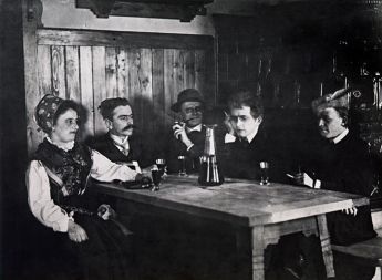 Družba v Švicariji pod Rožnikom v začetku 20. stoletja: natakarica Ivanka Maroltova, Ivan Cankar, Viktor Zalar, Vladimir Levstik in Miha Čop.