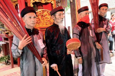 V tempeljski arhitekturi, ikonografiji, kostumih in liturgiji obredja v Le Matu je obilo estetike z juga Osrednjega kraljestva V tempeljski arhitekturi, ikonografiji, kostumih in liturgiji obredja v Le Matu je obilo estetike z juga Osrednjega kraljestva