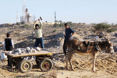 Pobiranje uporabnega gradbenega materiala v bližini izraelske vojaške točke na severu Gaze. Izraelski ostrostrelci skorajda vsak dan streljajo na Palestince. 