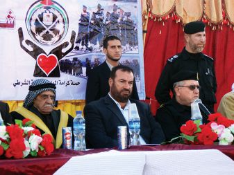 Dan policije v kraju Bejt Hanun. Na sredini sedi notranji minister Fati Hamad, levo od njega pa poglavar klana Al Vuhedi s severa Gaze, Abdulah Al Vuhedi. Hamasovi vodilni predstavniki izkoriščajo klane za utrjevanje ugleda v javnosti.