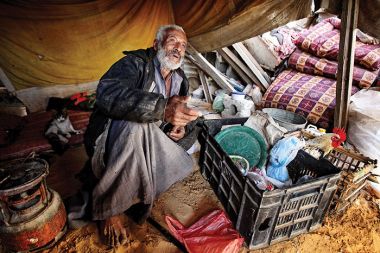 Številni Palestinci, ki so jim domove porušili in uničili izraelski vojaki, še vedno živijo v šotorih in zasilnih betonskih barakah. Nadaljevanje njihovega trpljenja doliva olja na ogenj sovraštva do Izraela, Hamas pa to spretno izkorišča za novačenje članov. Vzhod mesta Gaza.