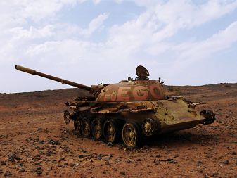 Uničen maroški tank, ostanek vojne med Zahodno Saharo in Marokom.