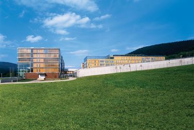 Pravosodni center Leoben, ki se razprostira na 76.250 kvadratnih metrov velikem zemljišču, so zgradili v dveh letih, skupni stroški gradnje in opreme pa so znašali 47 milijonov evrov. 