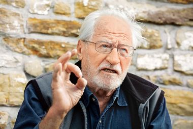 &raquo;Na televiziji je vse mogoče. Če ne vznemirjajo s kvaliteto programa, pa vznemirjajo občinstvo z neumnostmi. To so pokazali tudi s tem, da jemljejo otrokom risanke v njihovem času.&laquo; - Tone Pavček, pesnik