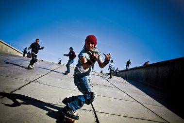 Glavni cilj projekta Skateistan je v tem, da se otroci iz različnih družbenih ter etničnih ozadij spoznavajo in družijo drug z drugim. Skejtanje jim pomaga, da preskakujejo prepade med njimi. Glavni cilj projekta Skateistan je v tem, da se otroci iz različnih družbenih ter etničnih ozadij spoznavajo in družijo drug z drugim. Skejtanje jim pomaga, da preskakujejo prepade med njimi.