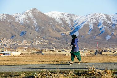 Deklica na skejtu, v ozadju predmestje Kabula. Polovica otrok, ki se učijo skejtanja v okviru projekta Skateistan, je ženskega spola. Afganistan ima tako največji delež ženskih skejterjev na svetu. Deklica na skejtu, v ozadju predmestje Kabula. Polovica otrok, ki se učijo skejtanja v okviru projekta Skateistan, je ženskega spola. Afganistan ima tako največji delež ženskih skejterjev na svetu.