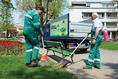 V podjetju Dobrovita Plus se s čiščenjem in z urejanjem okolice ukvarjajo osebe s težavami v duševnem zdravju V podjetju Dobrovita Plus se s čiščenjem in z urejanjem okolice ukvarjajo osebe s težavami v duševnem zdravju