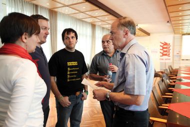 &raquo;Bistveno vprašanje jutrišnjega dneva, kako rešiti upokojence in kako hkrati rešiti mlade, je zelo težko. Tisti, ki bo našel odgovor na ti dve vprašanji, ki si stojita druga nasproti drugemu, bo izumil novo družbeno pogodbo. &ndash; Dr. Anton Kramberger (na sliki nova koalicija mladih in sindikata)
