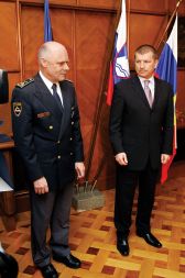 Dragutin Mate, notranji minister, ki je v zadevi Penko javno napadel sodnika, v zadevi Plut pa je žrtvoval ugled policije, da je zaščitil ugled tožilstva. 