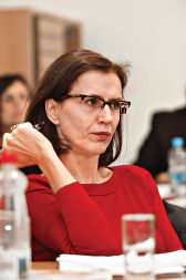 Tanja Lesničar &ndash; Pučko, novinarka: &raquo;Peticija je pravi korak v pravo smer, saj je slovenska politika od osamosvojitve korakala v napačno: iz  miroljubnih, protivojnih temeljev 80. let so nas jastrebi preusmerili v militarizacijo in končno v Nato, ki nas je spremenil v napadalno državo. Letos bo  država polnoletna, čas je torej, da neha z infantilno servilnostjo in agresivnostjo in se začne odgovorno obnašati.&laquo;