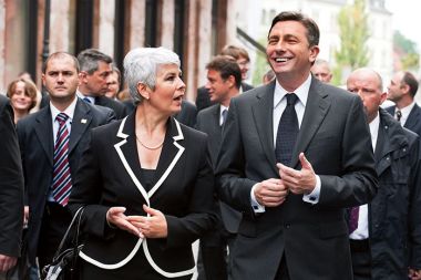 Hrvaška premierka Jadranka Kosor in slovenski premier Borut Pahor med sprehodom po Ljubljani. Očitno je po rambo diplomaciji in odboju tihe diplomacije prišel čas za  &raquo;honeymoon diplomacijo&laquo;.