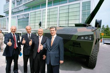 Ivan Črnkovič, direktor Rotisa, Heikki Hulkkonen iz Patrie, Jorma Wiitakorpi, direktor Patrie, in Franjo Bobinac, direktor Gorenja; 21. junija 2006 pred stavbo GZS, nekaj mesecev za tem, ko Patria izve: &raquo;Premier podpira Patrio.&laquo;
