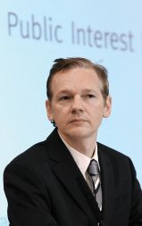 Ustanovitelj Wikileaksa Julian Assange ob razkritju dokumentov o vojni v Iraku, 23. oktobra letos v Londonu Ustanovitelj Wikileaksa Julian Assange ob razkritju dokumentov o vojni v Iraku, 23. oktobra letos v Londonu