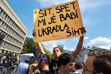&raquo;Tudi če bo sprejet vladni predlog pokojninske reforme, bo Slovenija zaradi neugodne demografske sestave gotovo povečala izdatke za pokojnine. Vsekakor bomo do leta 2020 morali najti najmanj dodatno milijardo evrov za financiranje pokojnin.&laquo; - Peter Pogačar, direktor direktorata za delovna razmerja in pravice iz dela na ministrstvu za delo
