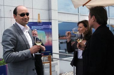Delničarji NKBM so si denimo leta 2009 izplačali celoten dobiček v višini 5,2 milijona evrov, kljub nasprotnemu priporočilu Banke Slovenije in vlade.