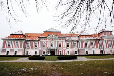 Zastavljeno: Dvorec Betnava, za 6 milijonov evrov. Zastavljeno: Dvorec Betnava, za 6 milijonov evrov.