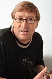 &ldquo;S posvojitvijo vzhodnoevropskih zgodb oz. zlitjem v eno skupno totalitarno se lahko enostavno prekrijejo vse notranje zgodovinske travme, od kolaboracije in vloge katoliške cerkve do socialnih vzrokov za revolucijo, tja do konformističnega osebnega konvertitstva po letu 1991.&rdquo; - Dr. Božo Repe