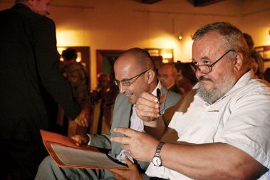 Jože Dežman, direktor Muzeja novejše zgodovine, bolj znan kot predsednik vladne komisije za odkrivanje grobišč, in dr. Stane Granda, zgodovinar ter predsednik sveta RTV, dvojec predstavnikov inštitucij, ki sta organizirali obeležitev vseevropskega spomina in predvajanje filma o Angeli Vode.