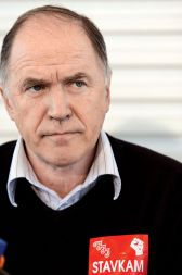 Dušan Semolič, Zveza svobodnih sindikatov Slovenije: &raquo;Po podatkih Ajpesa so neto čisti dobički gospodarskih družb v Sloveniji lani znašali 3,5 milijarde evrov in so se glede na leto 2006 povečali za 39,1 odstotka. Očitno je, da so bili zaslužki usmerjeni predvsem v dividende in nagrade upravam, ne pa v plače delavcev.&laquo;