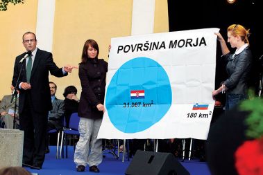 Radovan Žerjav je ljudstvu – kot učitelj učencem – kazal, kako veliiiiko morja imajo Hrvati in kako maaaaalo ga imamo Slovenci, kar seveda ni pravično, zato bi bilo lepo, če bi nam ga del odstopili. Podton je bil: če bi mi imeli tooooliko morja, kot ga ima Hrvaška, in če bi ga imela Hrvaška tako maaaaalo, kot ga ima Slovenija, bi ga mi kot dobri sosedi z veseljem del odstopili Hrvaški. Šur, še enkrat si preberite Aškerčev Mejnik, Jakličevo Vaško pravdo in Finžgarjevo novelo Za prazen nič. Radovan Žerjav je ljudstvu – kot učitelj učencem – kazal, kako veliiiiko morja imajo Hrvati in kako maaaaalo ga imamo Slovenci, kar seveda ni pravično, zato bi bilo lepo, če bi nam ga del odstopili. Podton je bil: če bi mi imeli tooooliko morja, kot ga ima Hrvaška, in če bi ga imela Hrvaška tako maaaaalo, kot ga ima Slovenija, bi ga mi kot dobri sosedi z veseljem del odstopili Hrvaški. Šur, še enkrat si preberite Aškerčev Mejnik, Jakličevo Vaško pravdo in Finžgarjevo novelo Za prazen nič.