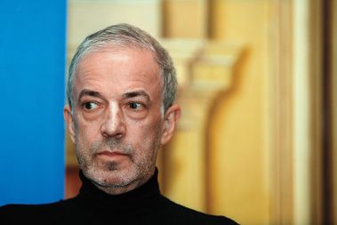 Igor Omerza, bivši član LDS, gospodarstvenik, sedaj publicist, je prvi naletel na javno dostopna poročila o Velikovcu, ki so jih potem v SDS zlorabili za ustavno obtožbo predsednika.