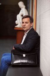 Janez Posedi, vodja pogajalske skupine tistega dela sindikatov javnega sektorja, ki ne pristaja na zamrznitev plač: &raquo;Ni treba zmanjšati javne porabe, treba je povečati zmožnosti, kapacitete in konkurenčnost našega gospodarstva. Tega pa vlada ne počne, zato ne vidimo nobenega smisla v tem, da bi se čemur koli odpovedovali.&laquo; 