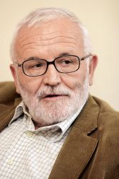 Jože Mencinger, Ekonomski inštitut Pravne fakultete v Ljubljani: »Bomo v letu 2008 pobrali vse, kar bi morda morali pobrati že prej? Morda. A za zdaj se milijoni iz EU zdijo golob na strehi, ki z realnostjo nima veliko opraviti.« Jože Mencinger, Ekonomski inštitut Pravne fakultete v Ljubljani: »Bomo v letu 2008 pobrali vse, kar bi morda morali pobrati že prej? Morda. A za zdaj se milijoni iz EU zdijo golob na strehi, ki z realnostjo nima veliko opraviti.«