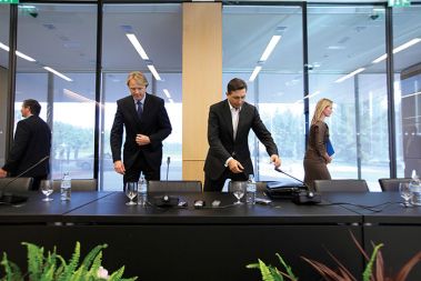 Karl Erjavec, Gregor Golobič, Borut Pahor in Katarina Kresal izgubljajo še zadnjo priložnost za pravo socialdemokratsko reformo. So se ustrašili tudi davka na nepremičnine? Karl Erjavec, Gregor Golobič, Borut Pahor in Katarina Kresal izgubljajo še zadnjo priložnost za pravo socialdemokratsko reformo. So se ustrašili tudi davka na nepremičnine?