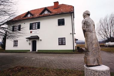 Zastavljano: Kolpingov dom, Slivnica. Zastavljano: Kolpingov dom, Slivnica.