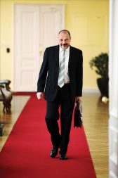 Preseneča neverjetna lahkotnost, s katero ministrstvo za finance in minister Križanič  mimogrede opravita z dejstvom, da gre pri tem za premoženjski davek, in se obnaša, kot da ta zakon nima nikakršne zveze s proračunsko krizo.
