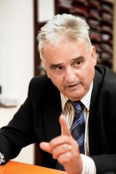 Lojze Ude, predstojnik Inštituta za primerjalno pravo, ki je v pravnem mnenju ocenil, da je imel Urad za varstvo konkurence pravna pooblastila za svoje ukrepe.