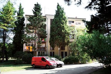 Ministrstvo za javno upravo ima v upravljanju tudi dvosobni stanovanji s po šestimi ležišči na Šolski 8 v Luciji. Cena najema: 33,20 evra na dan.