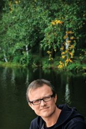 Namesto, da bi Slovenija počistila pred svojim pragom, tožilstvo zahteva preiskavo zoper finskega novinarja Magnusa Berglunda, avtorja oddaje Resnica o Patrii.