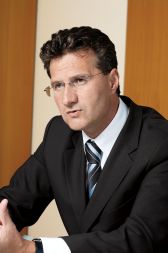 Milan M. Cvikl, poslanec SD in nekdanji minister za evropske zadeve: »Letošnji proračunski presežek temelji na predpostavki, da bomo iz evropske blagajne načrpali 783 milijonov evrov ali 2,16 odstotka BDP, kar je nerealno. Po najbolj optimistični varianti je iz evropske blagajne na letni ravni mogoče načrpati okoli 566 milijonov evrov ali 1,56 odstotka BDP.« Milan M. Cvikl, poslanec SD in nekdanji minister za evropske zadeve: »Letošnji proračunski presežek temelji na predpostavki, da bomo iz evropske blagajne načrpali 783 milijonov evrov ali 2,16 odstotka BDP, kar je nerealno. Po najbolj optimistični varianti je iz evropske blagajne na letni ravni mogoče načrpati okoli 566 milijonov evrov ali 1,56 odstotka BDP.«