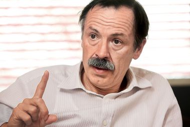 Mojmir Mrak, ekonomist: &raquo;Nova portugalska vlada bo morala sprejeti varčevalni program, ki bo veliko ostrejši od tistega, zaradi katerega je padla prejšnja portugalska vlada. To lekcijo bi morali razumeti tudi v Sloveniji.&laquo;