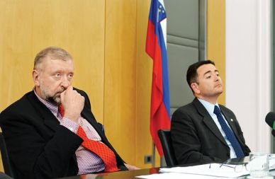 Bivši prvi pogajalec Miha Pogačnik (desno) je od zunanjega ministrstva pod vodstvom Dimitrija Rupla za svoje usluge prejel skupaj 233.500 evrov. Vsi trije člani mednarodnopravne katedre s Pravne fakultete pa so letos za svoje usluge prejeli skupaj 11.250 evrov.