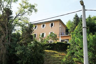 Počitniški dom RTV Slovenija v Fiesi. Cena prenočitve v triposteljni sobi znaša od 18 do 30 evrov, v štiriposteljni sobi pa od 24 do 40 evrov.