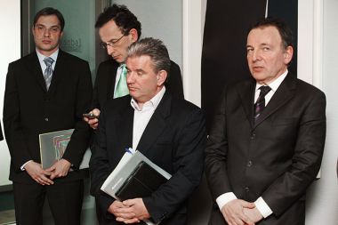 Janšo so spremljali Marko Pogačnik (bivši direktor SOD-a, ki je prodal Mercator Pivovarni Laško), Žiga Turk, član skupine, ki bi resetirala Slovenijo, Andrej Vizjak, bivši minister za gospodarstvo, ki je pripravil prevzemno zakonodajo, in Andrej Šircelj, bivši državni sekretar, ki je vodil projekt zmanjševanja davkov za bogate v Janševi vladi Janšo so spremljali Marko Pogačnik (bivši direktor SOD-a, ki je prodal Mercator Pivovarni Laško), Žiga Turk, član skupine, ki bi resetirala Slovenijo, Andrej Vizjak, bivši minister za gospodarstvo, ki je pripravil prevzemno zakonodajo, in Andrej Šircelj, bivši državni sekretar, ki je vodil projekt zmanjševanja davkov za bogate v Janševi vladi