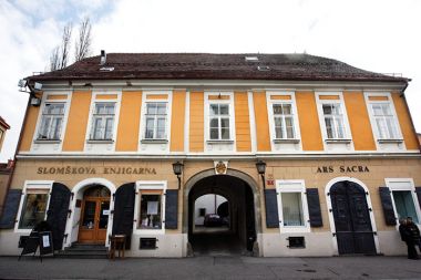 Zastavljeno: Slomškova knjigarna v centru Maribora. Zastavljeno: Slomškova knjigarna v centru Maribora.