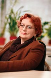 Srna Mandič, Fakulteta za družbene vede: &raquo;Ko gre za revne, država lahko omejuje pravice, češ da s tem brani ''pravice do socialne varnosti drugih državljanov''. Ko pa ne gre za revne, ampak na primer za lastnike podjetij, ki delavcem ne plačujejo prispevkov, ''poseg v pravico do zasebne lastnine in dedovanja'' ni dopusten. Naša država upa udariti le po najšibkejših.&laquo;