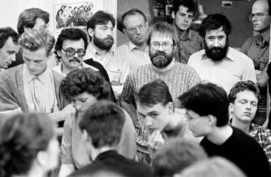 Dr. Anton Stres na uredništvu Mladine na Resljevi ulici 3. junija 1988 ob ustanovitvi Odbora za varstvo pravic Janeza Janše, ki se je kasneje preimenoval v Odbor za varstvo človekovih pravic.