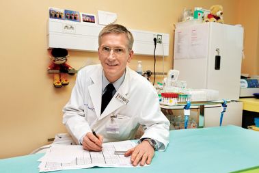 Dr. Tadej Battelino, Pediatrična klinika: &ldquo;Imate metroseksualni tip moškega, ki si brije noge, diši, je servilen, pazi na vsak košček hrane, nima mišične mase. Vendar so ti moški ravno tako plešasti itd. Nihče ni dokazal, da bi bilo mogoče te družbene spremembe pripisati delovanju oziroma nedelovanju hormonov.&rdquo;