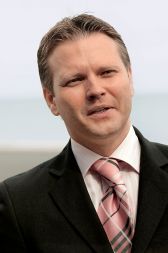 Kdo in zakaj je imenoval neizkušenega, 34-letnega Gregorja Veselka na vrh Luke Koper? Dodajmo: Po tem ko ni uspelo na vrh priti članu SD Marku Pavlihi.