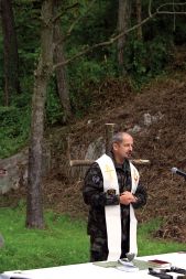 Nezakonito zaposleni vojaški vikar, Jože Plut, zadolžen za celotno oskrbo človeka.