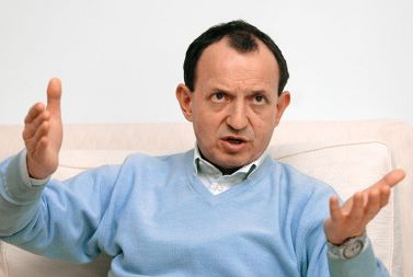 &raquo;Komu je država dala javna pooblastila? Zdravniški zbornici. Torej je zbornica tista, ki mora biti pri pripravi zakona sogovornik ministrstva. Ne da se je ignorirati.&laquo; - Zoran M. Arnež, predstojnik tržaške klinike za plastično kirurgijo