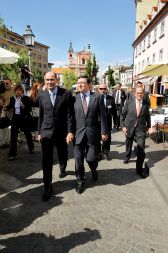 Za zmago je potreben lik požrtvovalnega vodje &ndash; Janez Janša in predsednik evropske komisije Manuel Barroso med sprehodom po ljubljanskih ulicah. 