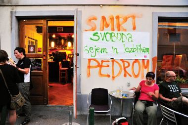 /media/www/slike.old/mladina/tkvhomofobni_napad_b5.jpg